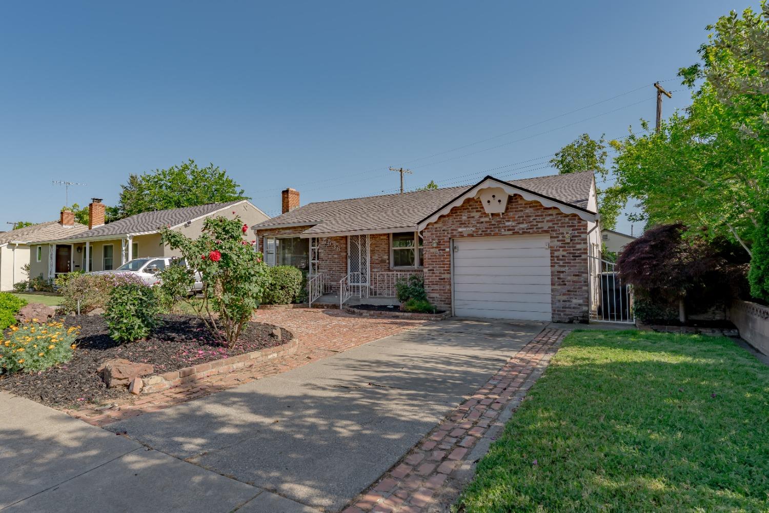 Detail Gallery Image 3 of 33 For 5936 11th Ave, Sacramento,  CA 95820 - 3 Beds | 1 Baths
