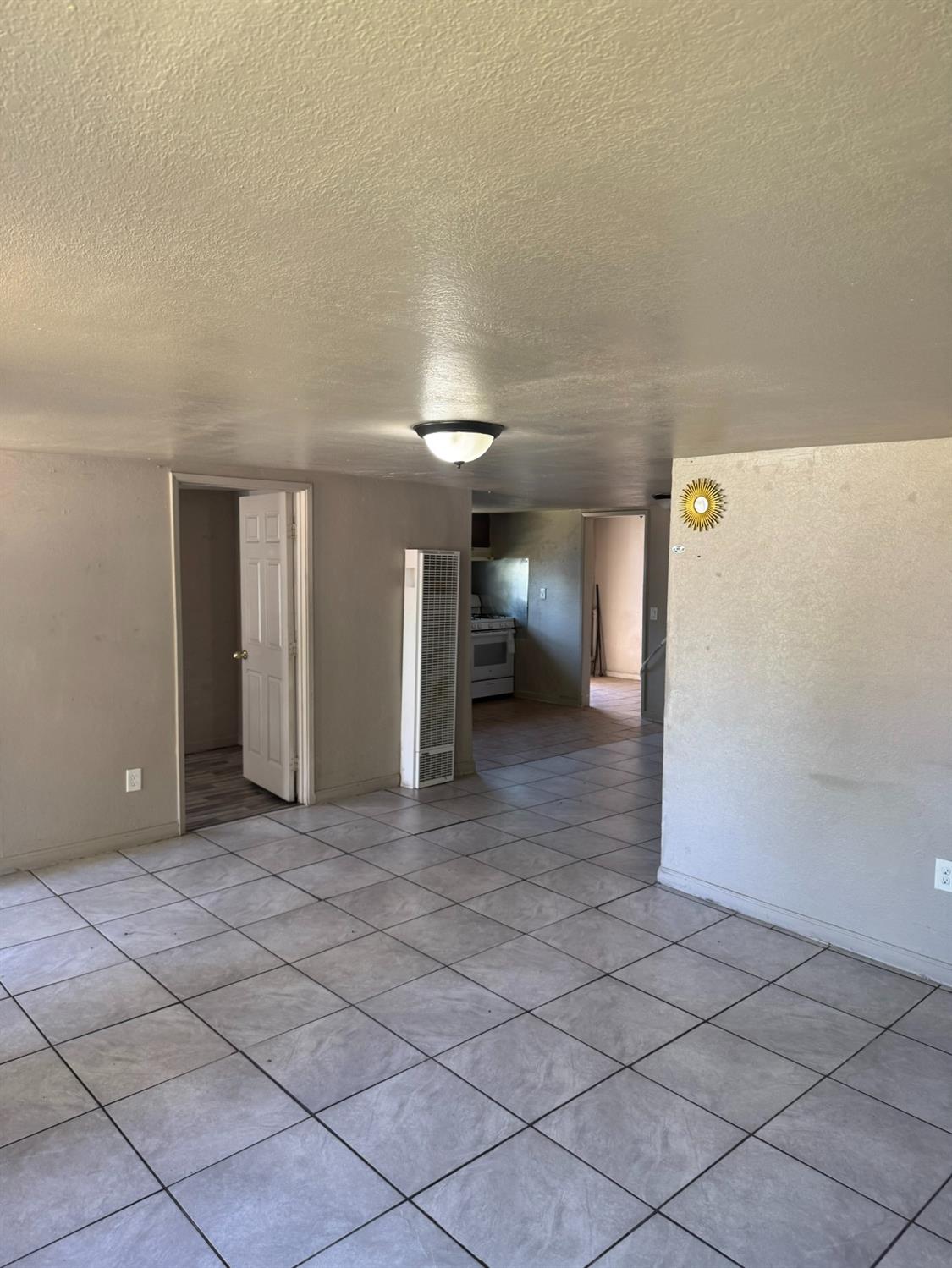 Detail Gallery Image 3 of 11 For 423 Empire Ave, Modesto,  CA 95354 - 3 Beds | 1 Baths