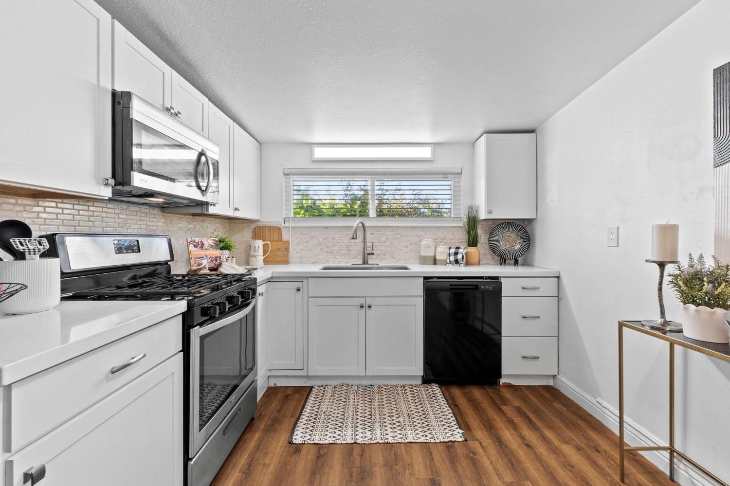 Detail Gallery Image 7 of 23 For 960 Anna St, West Sacramento,  CA 95605 - 3 Beds | 2 Baths