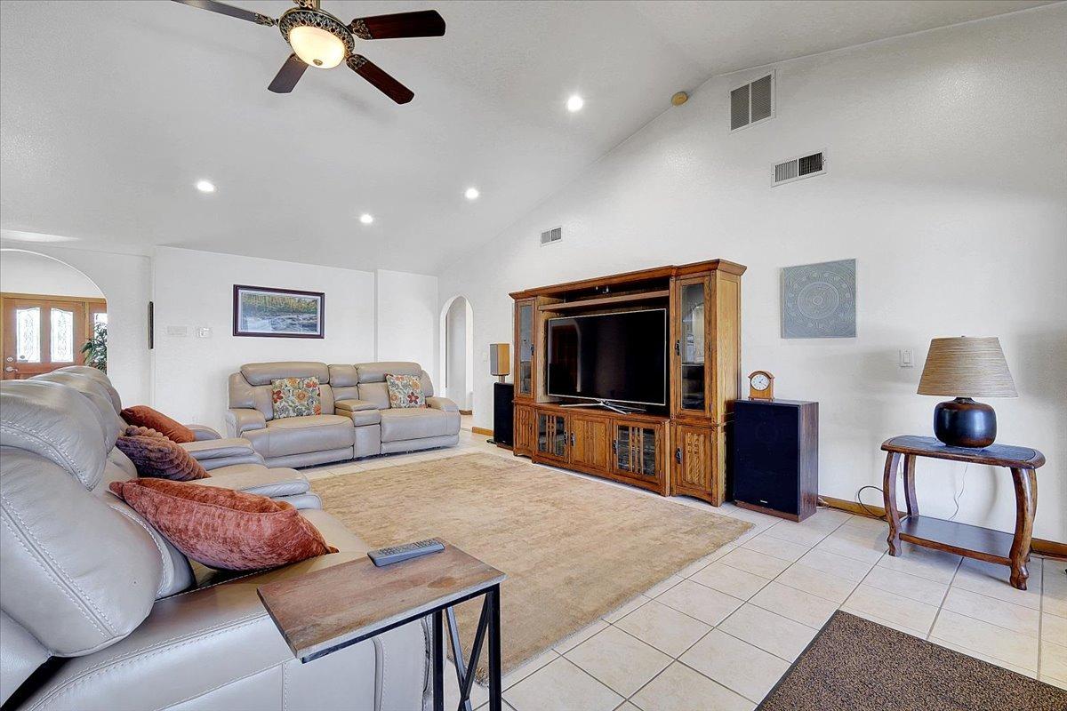 Detail Gallery Image 20 of 99 For 1721 Starr St, Yuba City,  CA 95993 - 5 Beds | 3 Baths
