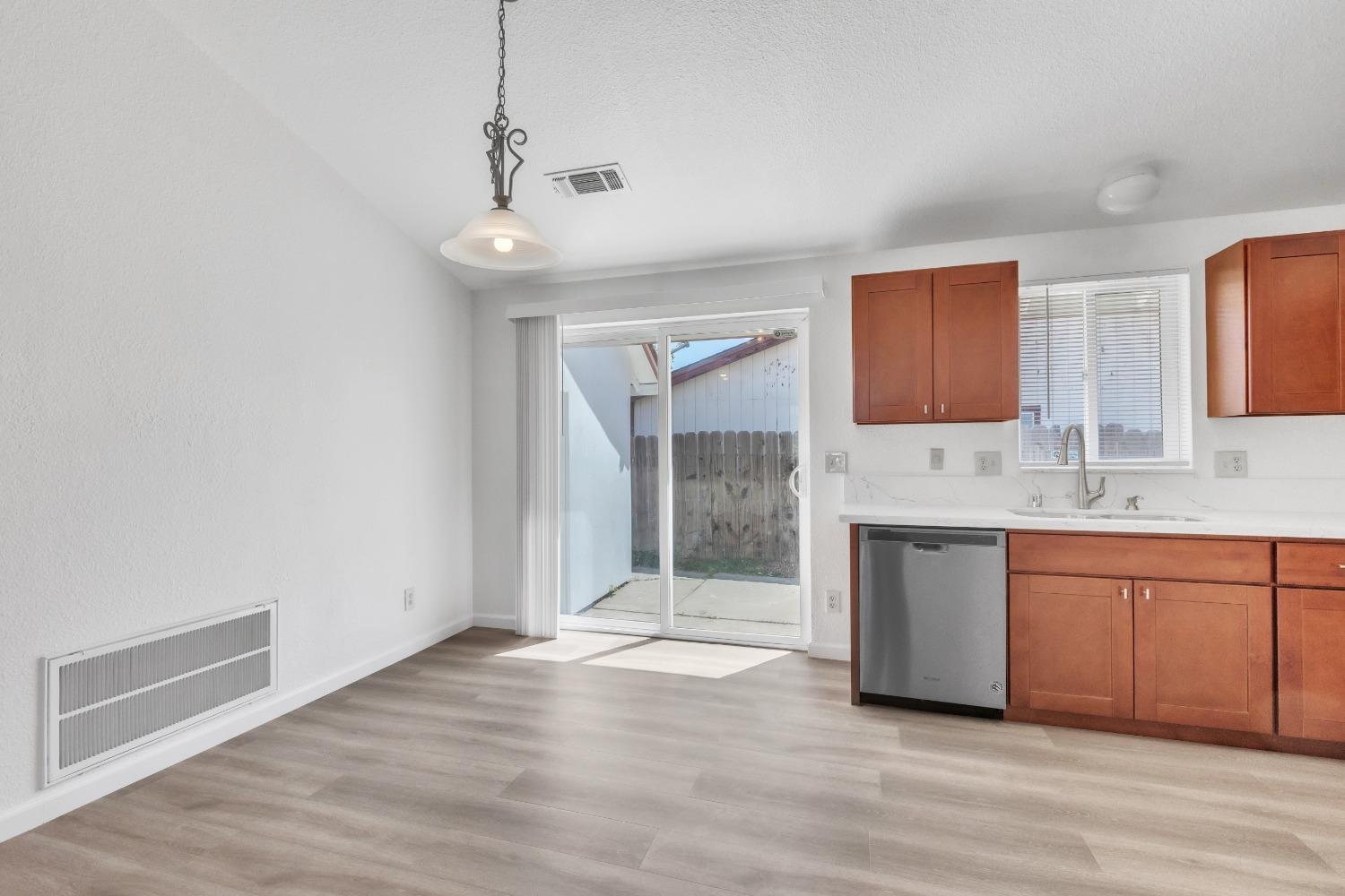 Detail Gallery Image 10 of 20 For 4355 Pow Way, Sacramento,  CA 95820 - 3 Beds | 2 Baths