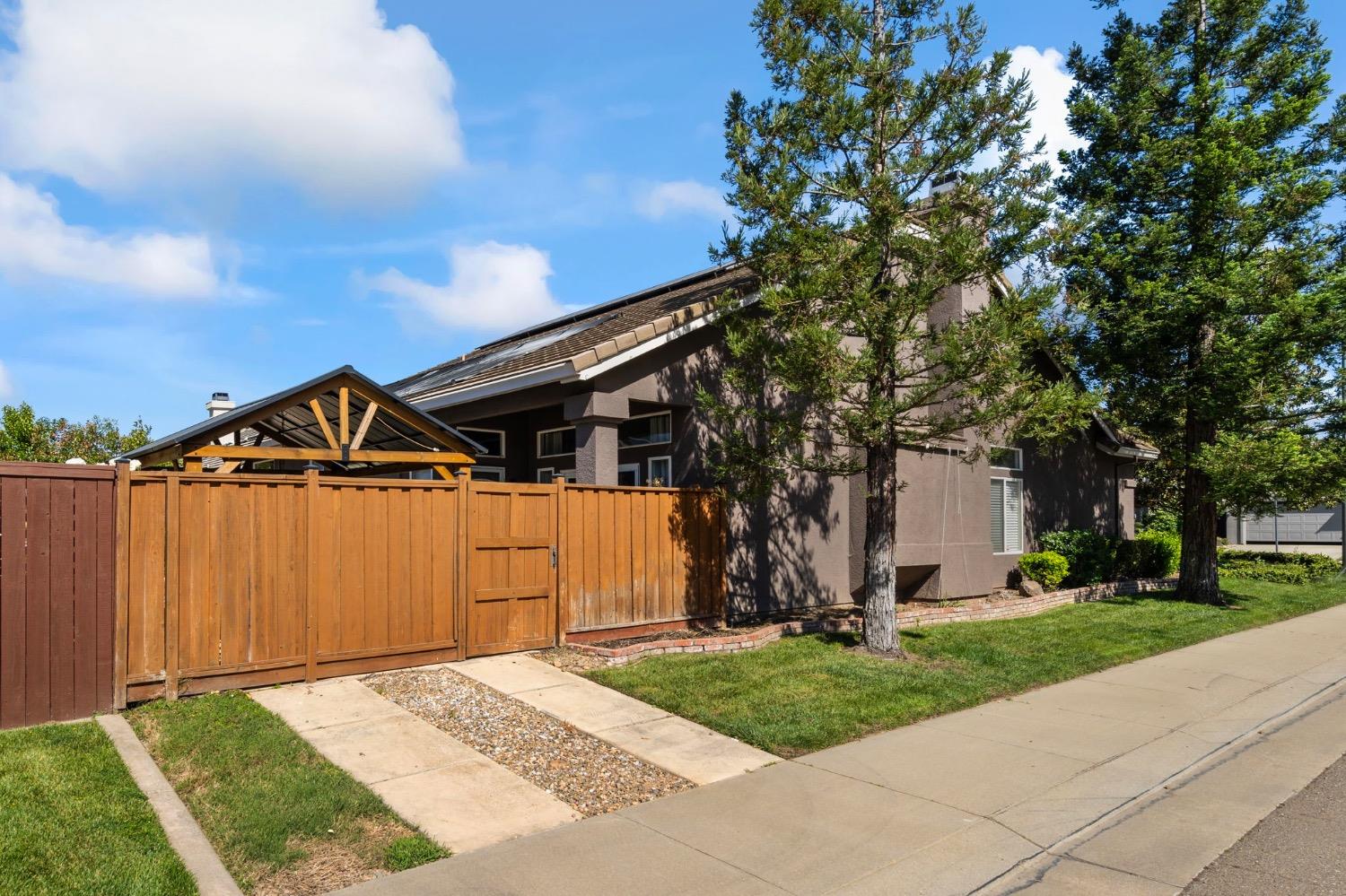 Detail Gallery Image 2 of 49 For 2920 Heritage Oak Way, Lodi,  CA 95242 - 3 Beds | 2 Baths