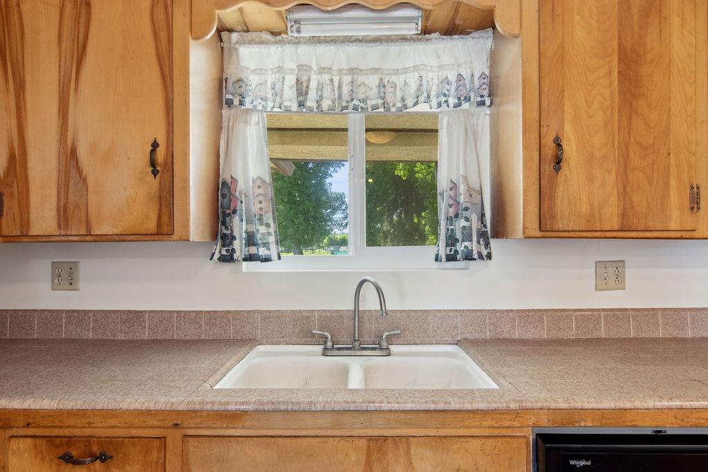 Detail Gallery Image 5 of 27 For 990 E C St, Oakdale,  CA 95361 - 3 Beds | 2 Baths