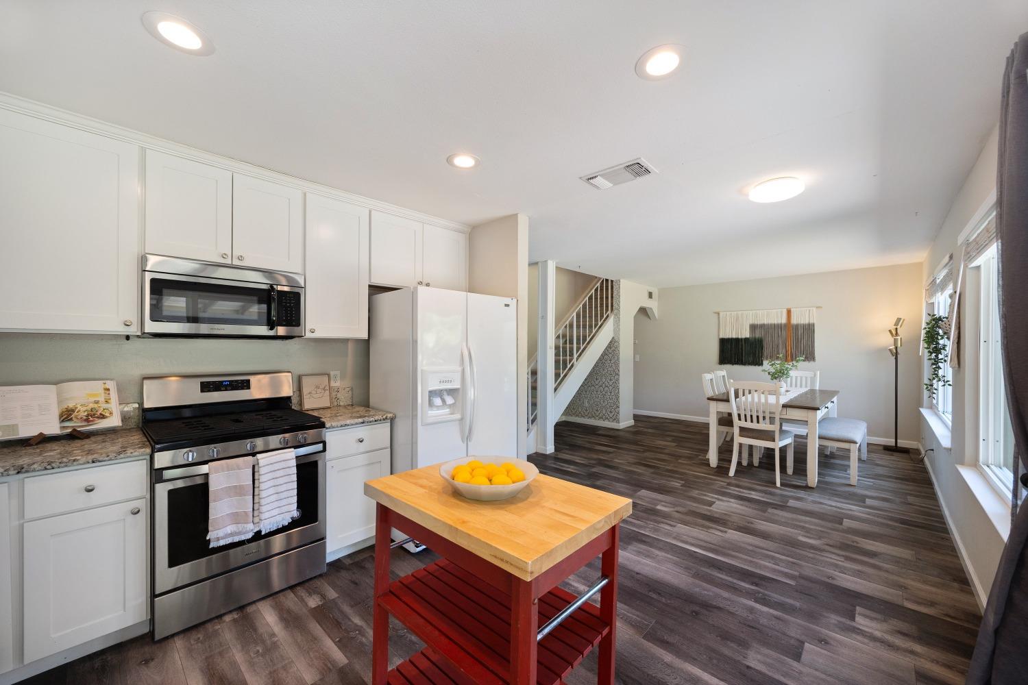 Detail Gallery Image 8 of 33 For 7055 Woodrick Way, Sacramento,  CA 95842 - 4 Beds | 2/1 Baths