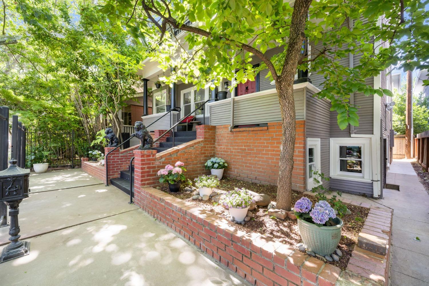 Detail Gallery Image 5 of 43 For 2012 F St, Sacramento,  CA 95811 - 5 Beds | 2 Baths