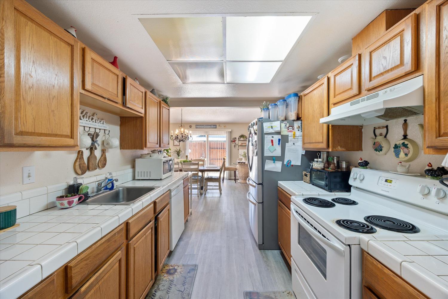 Detail Gallery Image 12 of 32 For 7637 Maralee Way, Sacramento,  CA 95824 - 4 Beds | 2 Baths