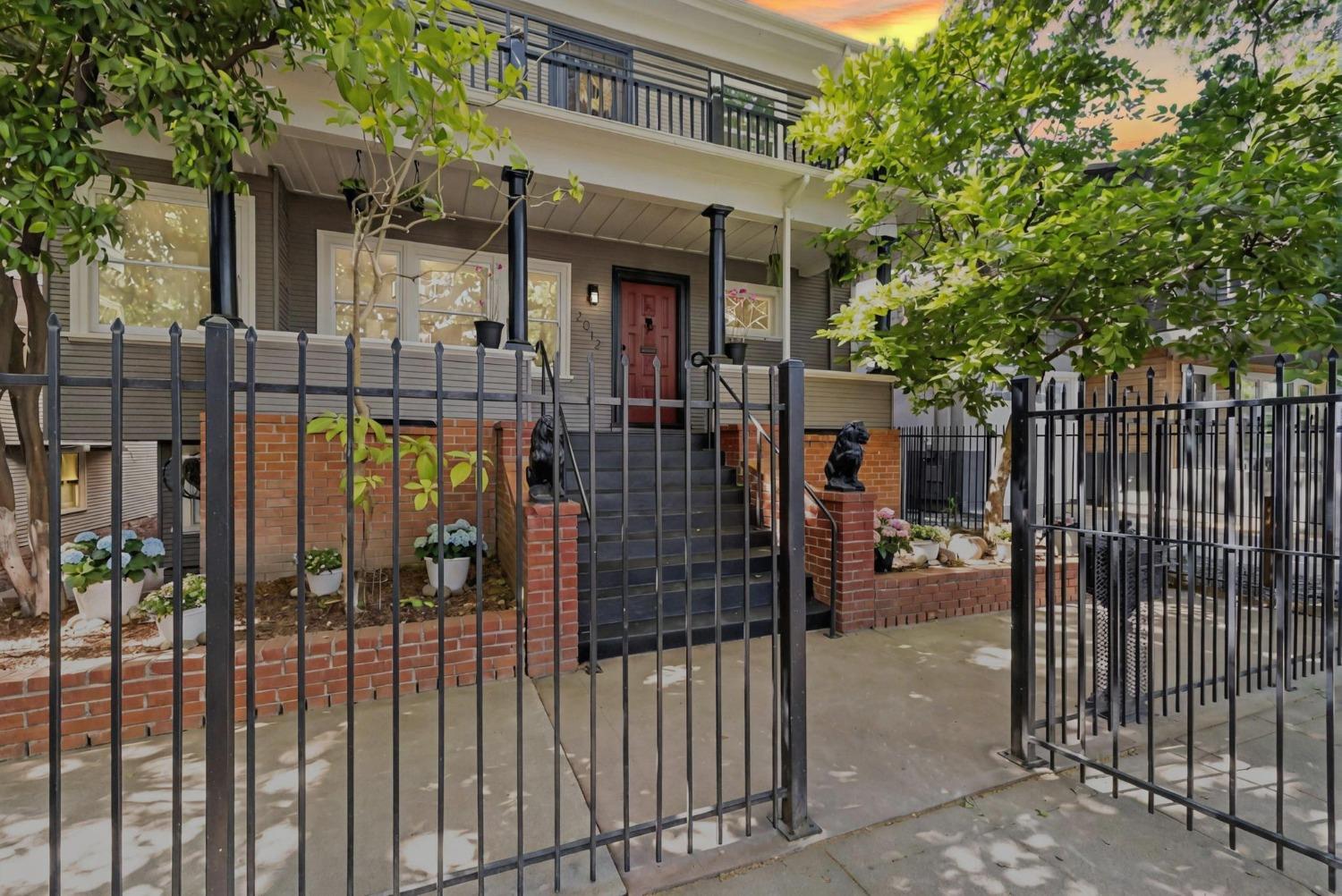 Detail Gallery Image 2 of 43 For 2012 F St, Sacramento,  CA 95811 - 5 Beds | 2 Baths