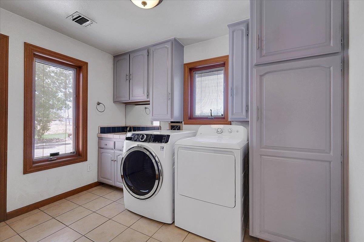 Detail Gallery Image 15 of 99 For 1721 Starr St, Yuba City,  CA 95993 - 5 Beds | 3 Baths