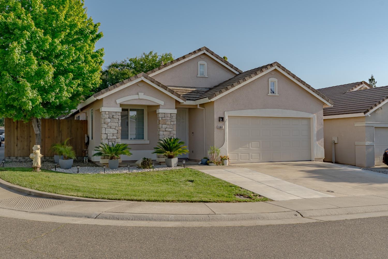 Detail Gallery Image 3 of 31 For 5844 Blue Beech Ct, Antelope,  CA 95843 - 4 Beds | 2 Baths