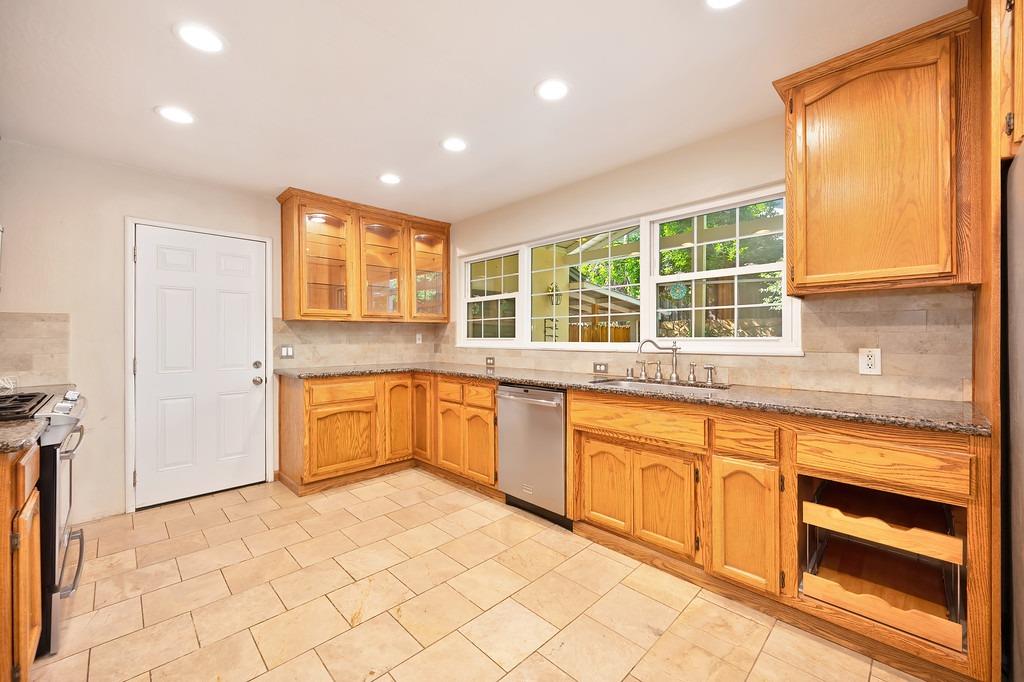 Detail Gallery Image 6 of 31 For 5349 Mcmillan Dr, Fair Oaks,  CA 95628 - 3 Beds | 2 Baths