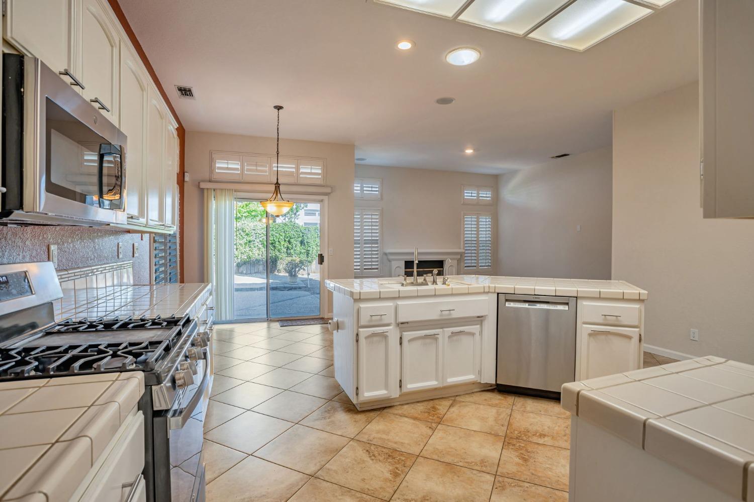 Detail Gallery Image 18 of 47 For 9034 Acorn Ridge Cir, Elk Grove,  CA 95758 - 4 Beds | 2 Baths