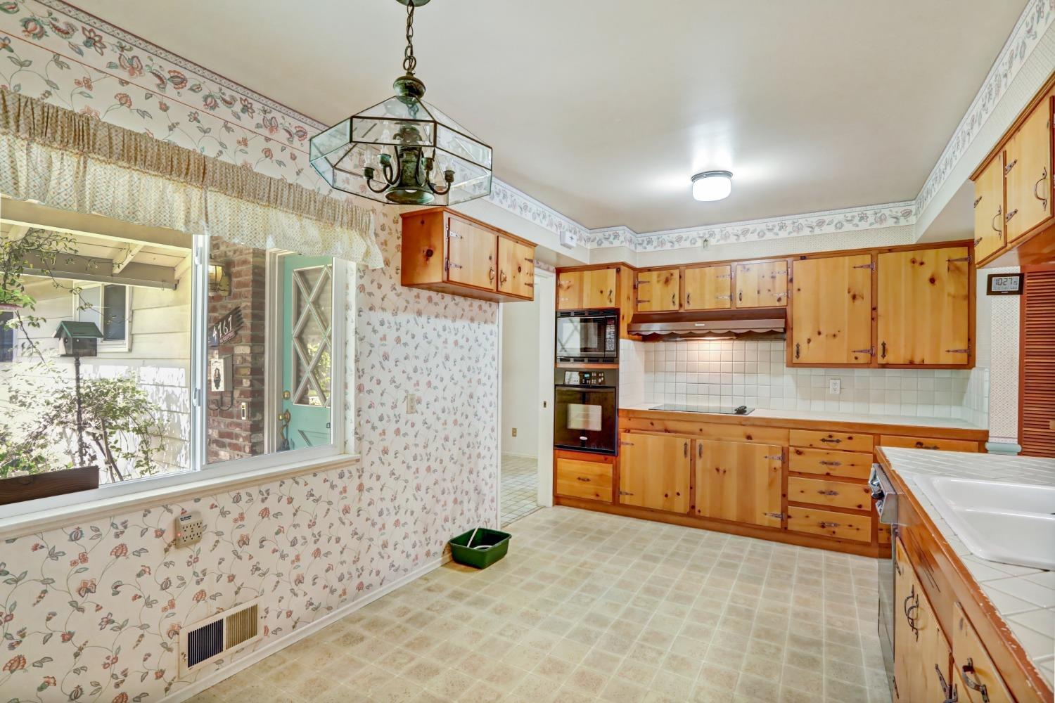 Detail Gallery Image 7 of 27 For 4767 Bowerwood Dr, Carmichael,  CA 95608 - 3 Beds | 2 Baths
