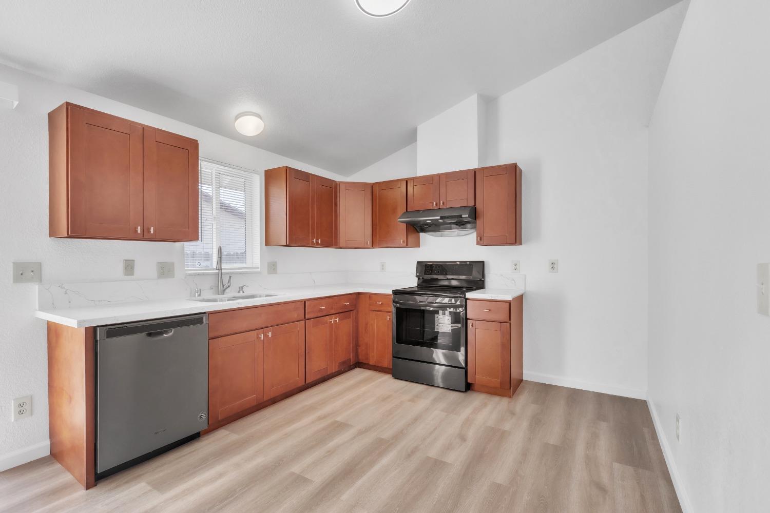 Detail Gallery Image 9 of 20 For 4355 Pow Way, Sacramento,  CA 95820 - 3 Beds | 2 Baths