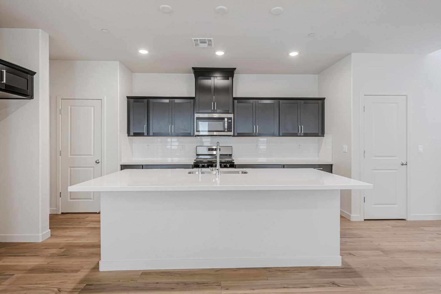Detail Gallery Image 2 of 13 For 762 Whitewater Ct, West Sacramento,  CA 95605 - 4 Beds | 3 Baths