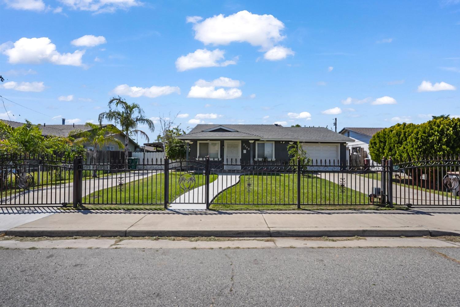 Detail Gallery Image 1 of 34 For 2349 Pinedale Ave, Merced,  CA 95348 - 3 Beds | 2 Baths