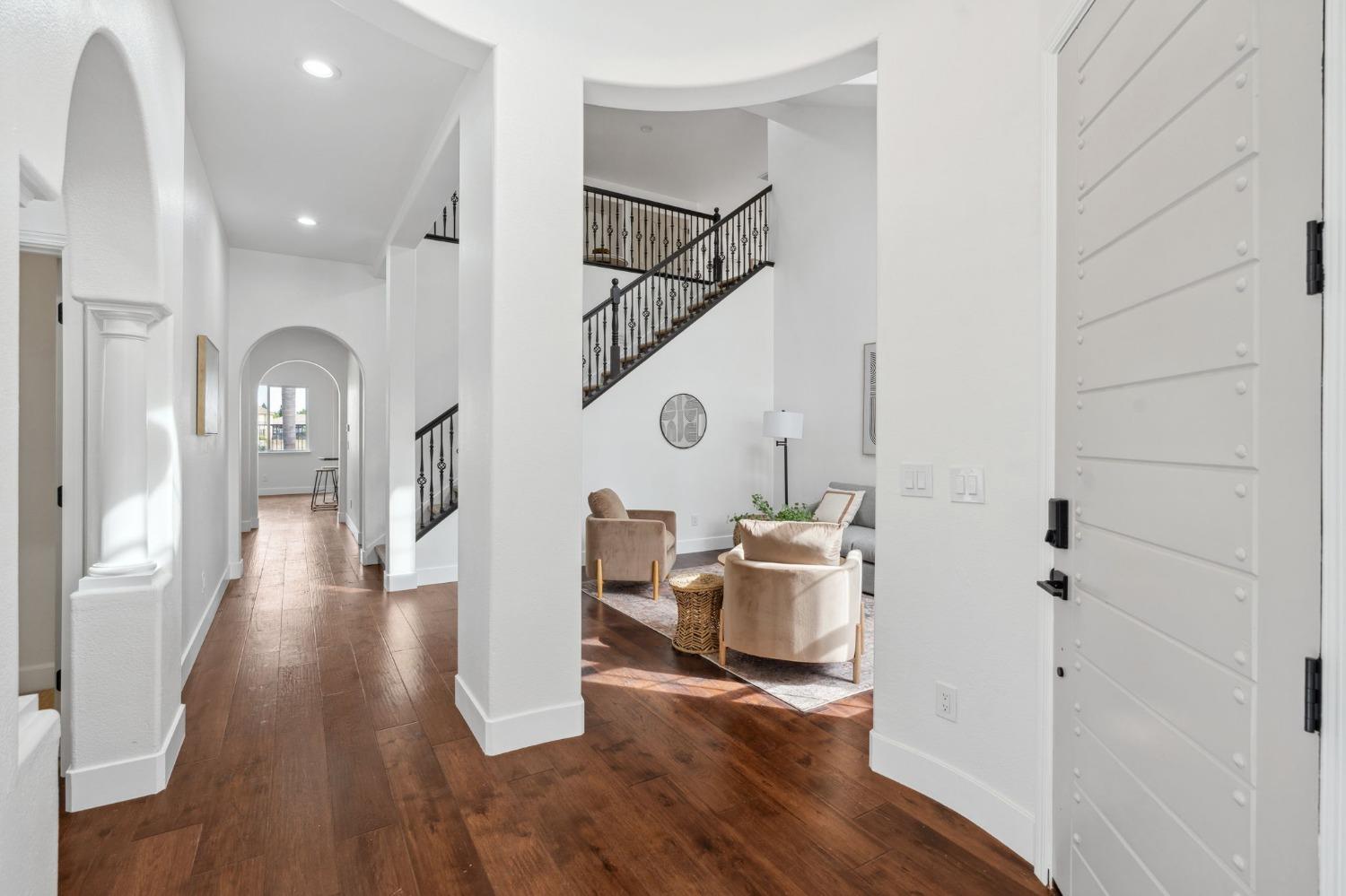 Detail Gallery Image 4 of 33 For 261 Vista Creek Cir, Sacramento,  CA 95835 - 5 Beds | 3/1 Baths