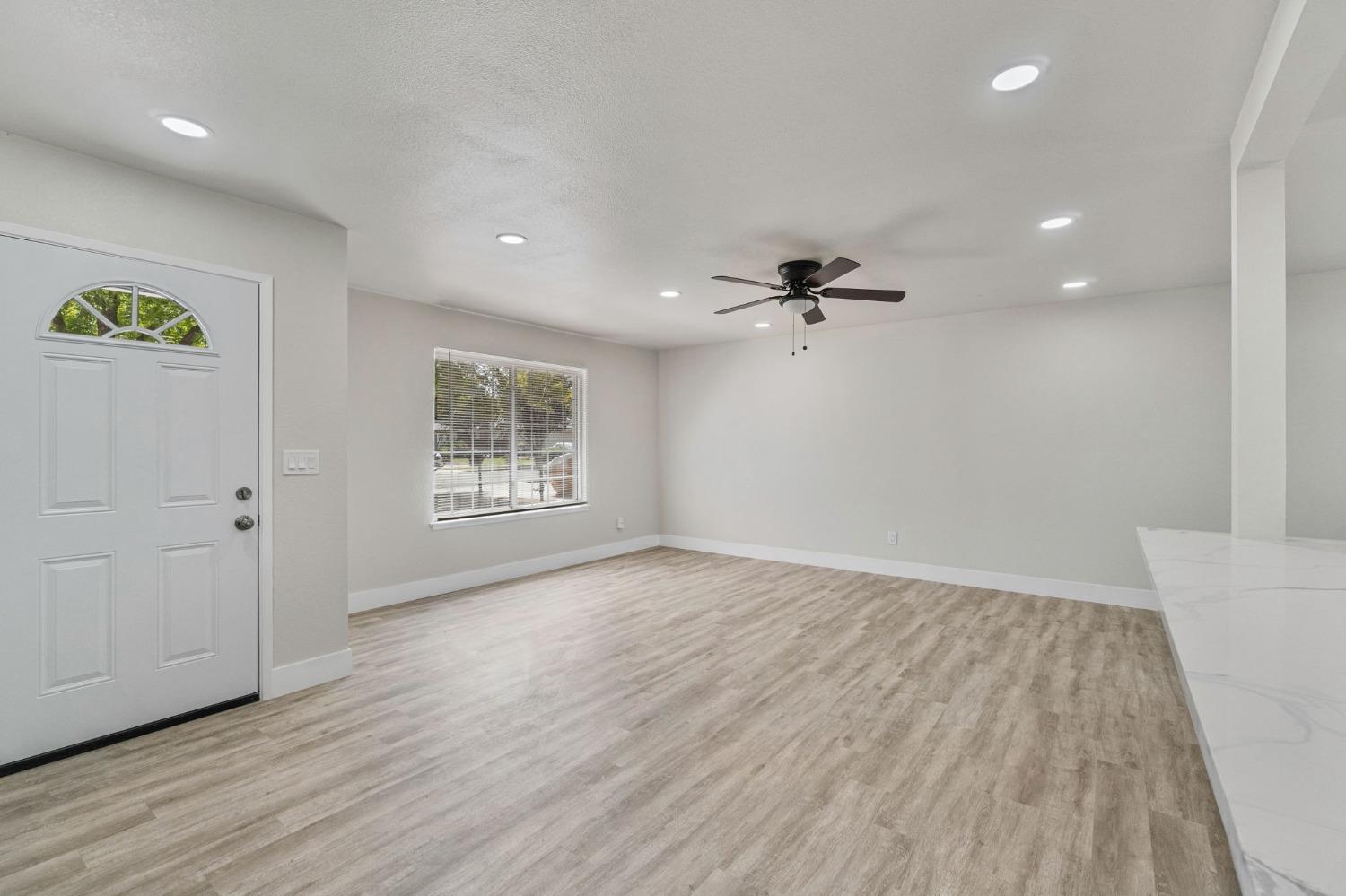 Detail Gallery Image 4 of 25 For 1704 E Los Altos Ave, Fresno,  CA 93710 - 3 Beds | 2 Baths