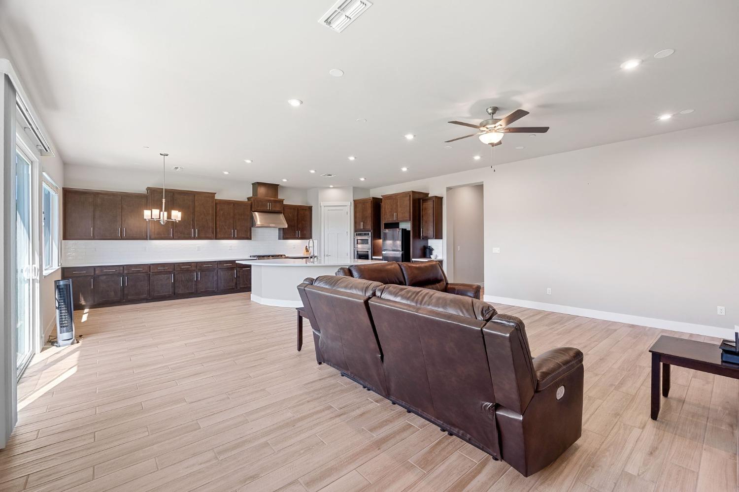 Detail Gallery Image 9 of 32 For 5856 High Hill Way, Fair Oaks,  CA 95628 - 4 Beds | 3 Baths