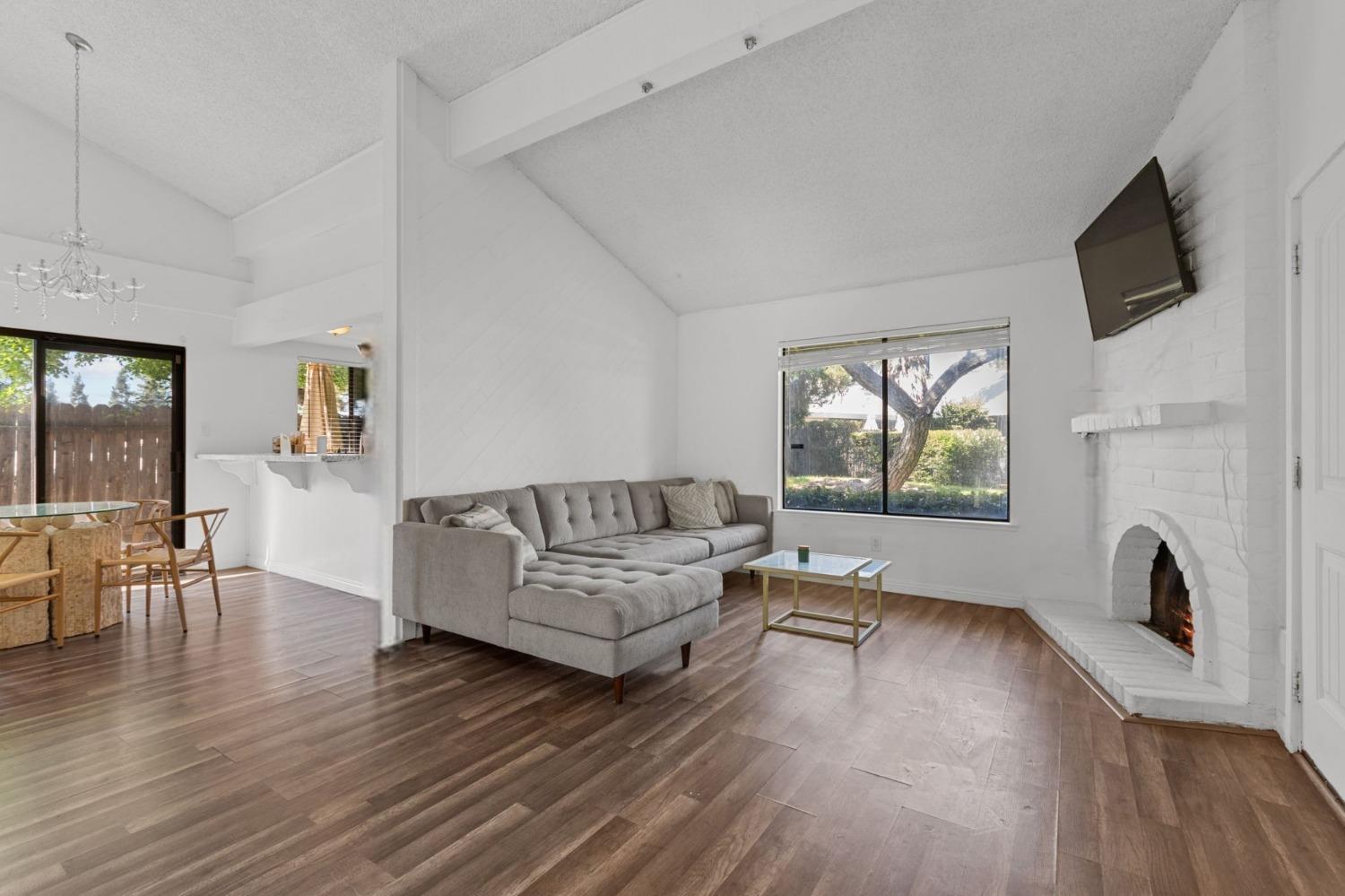 Photo #2: 225056084 Listing 