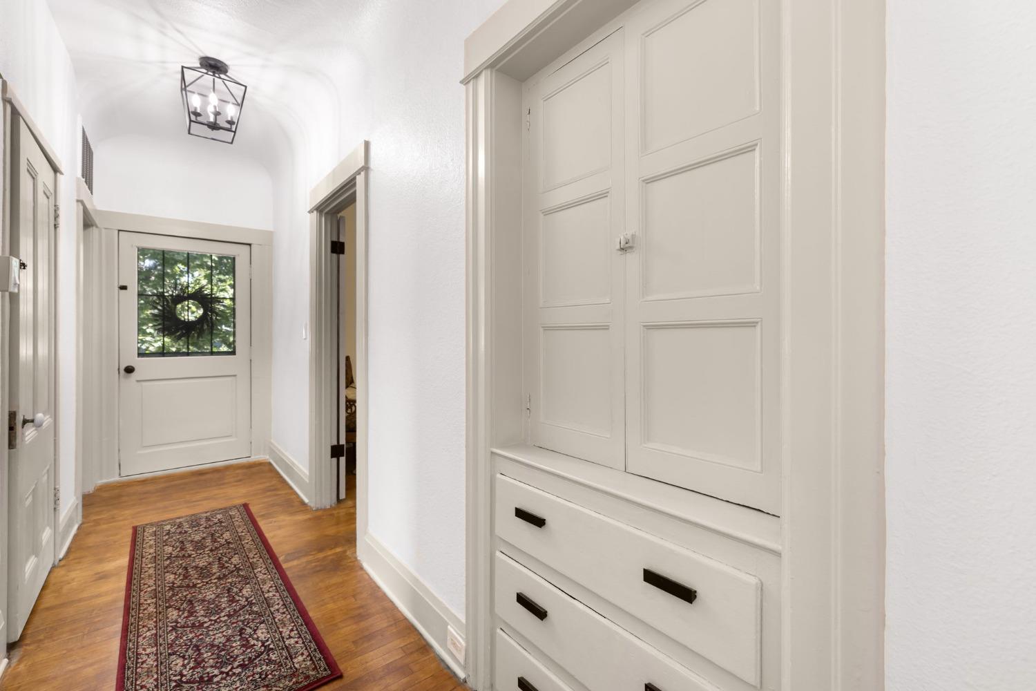 Detail Gallery Image 10 of 43 For 2012 F St, Sacramento,  CA 95811 - 5 Beds | 2 Baths