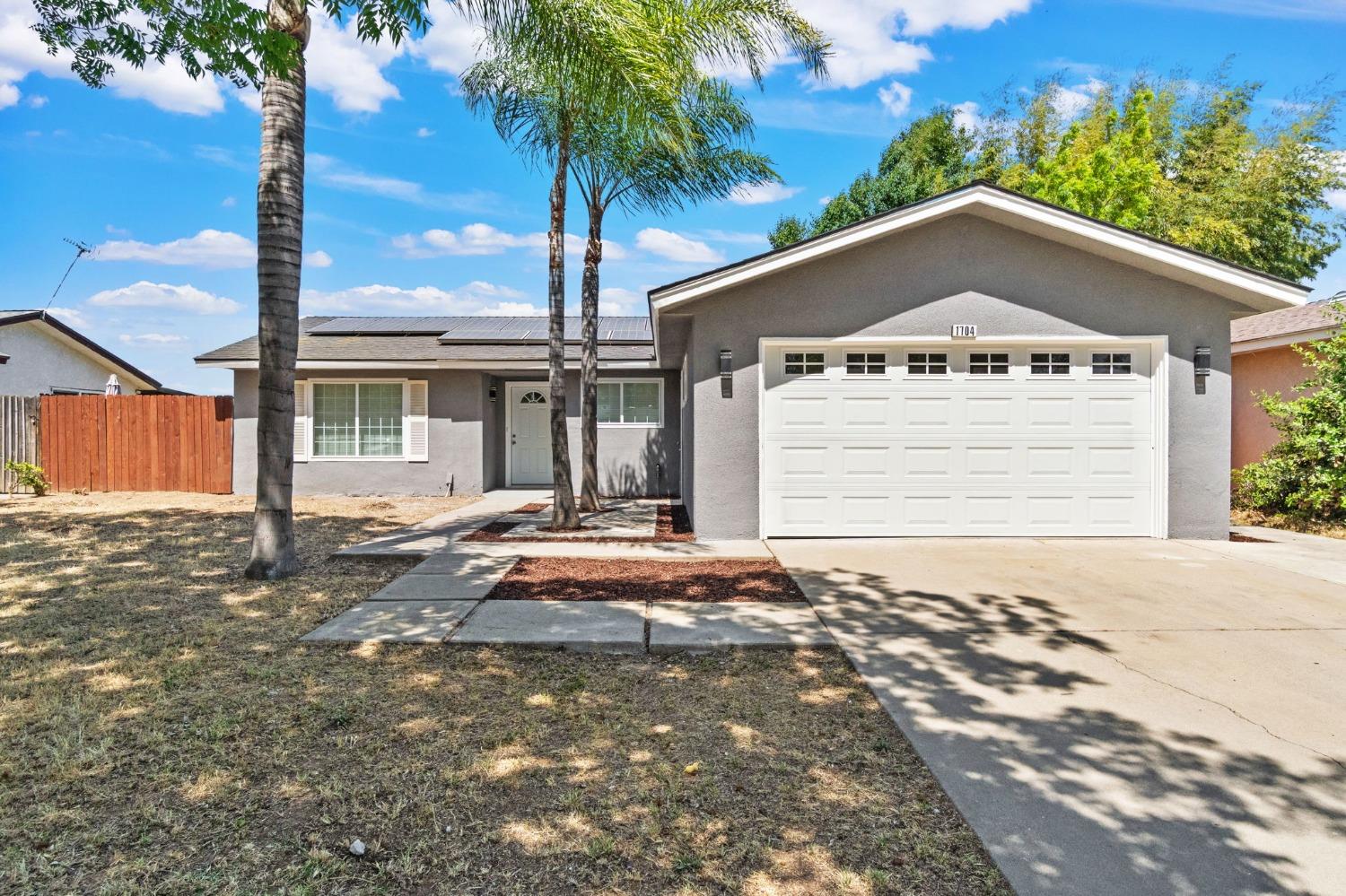 Detail Gallery Image 1 of 25 For 1704 E Los Altos Ave, Fresno,  CA 93710 - 3 Beds | 2 Baths