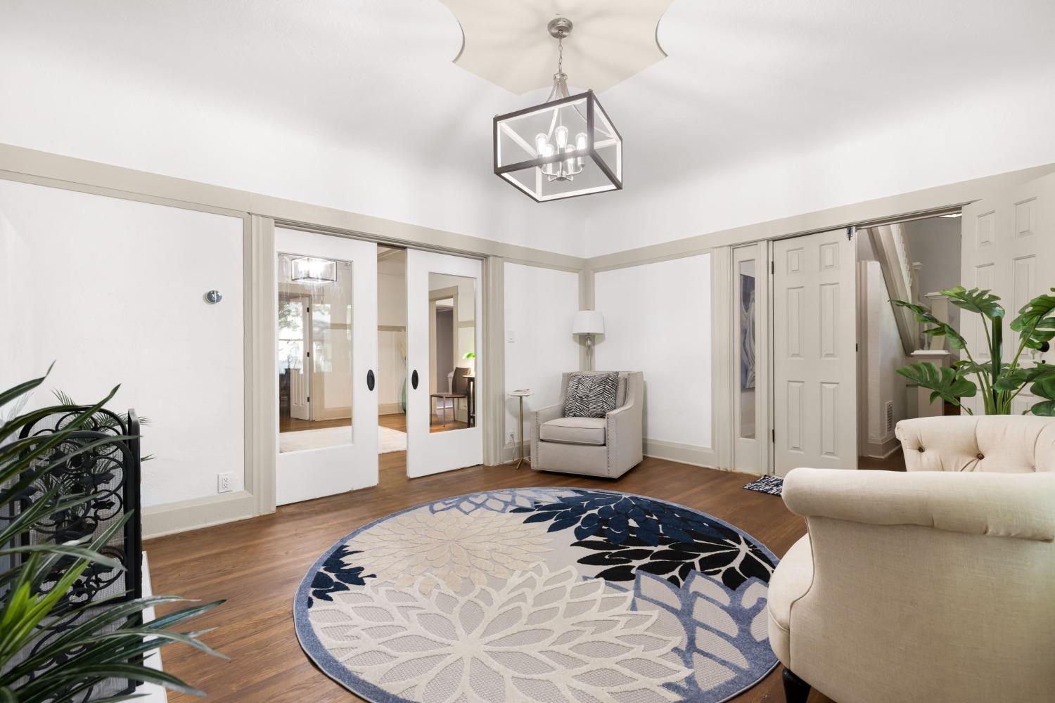 Detail Gallery Image 12 of 43 For 2012 F St, Sacramento,  CA 95811 - 5 Beds | 2 Baths