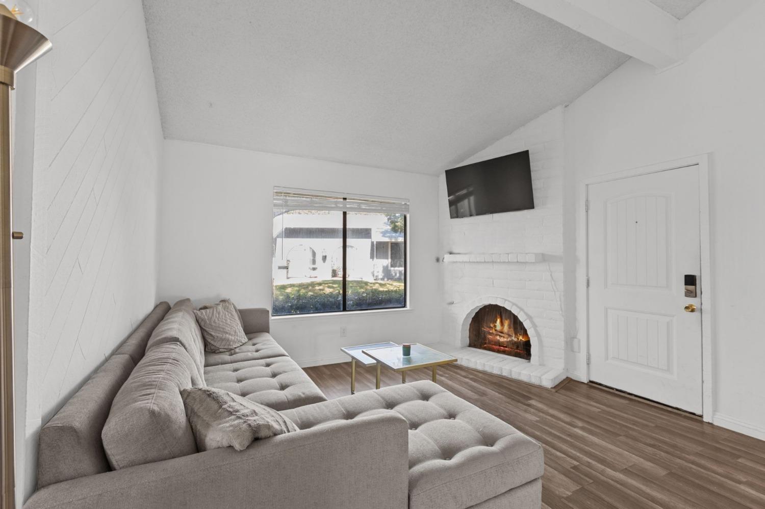 Photo #3: 225056084 Listing 