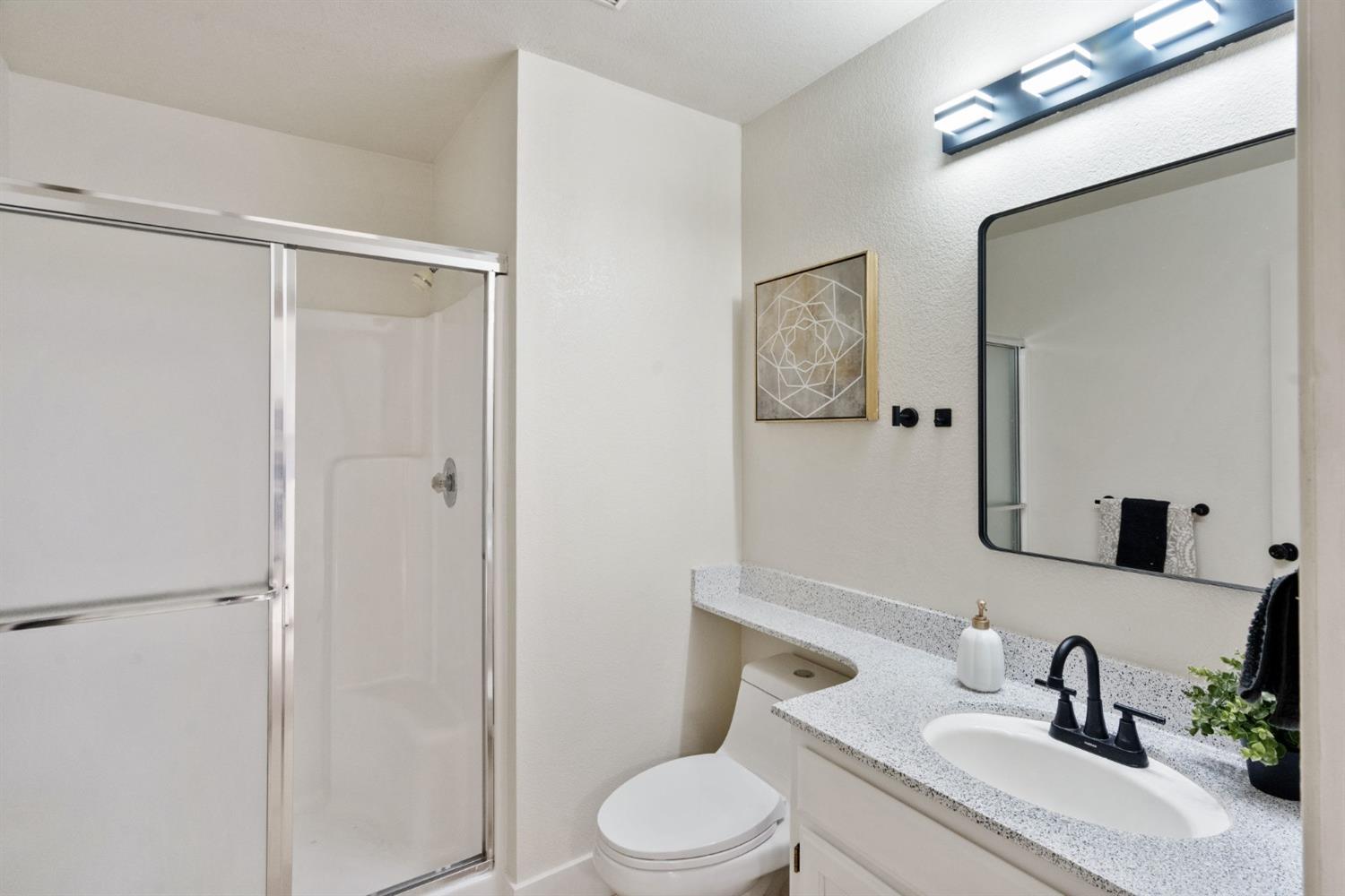 Detail Gallery Image 12 of 25 For 6872 Calvine Rd, Sacramento,  CA 95823 - 3 Beds | 2/1 Baths