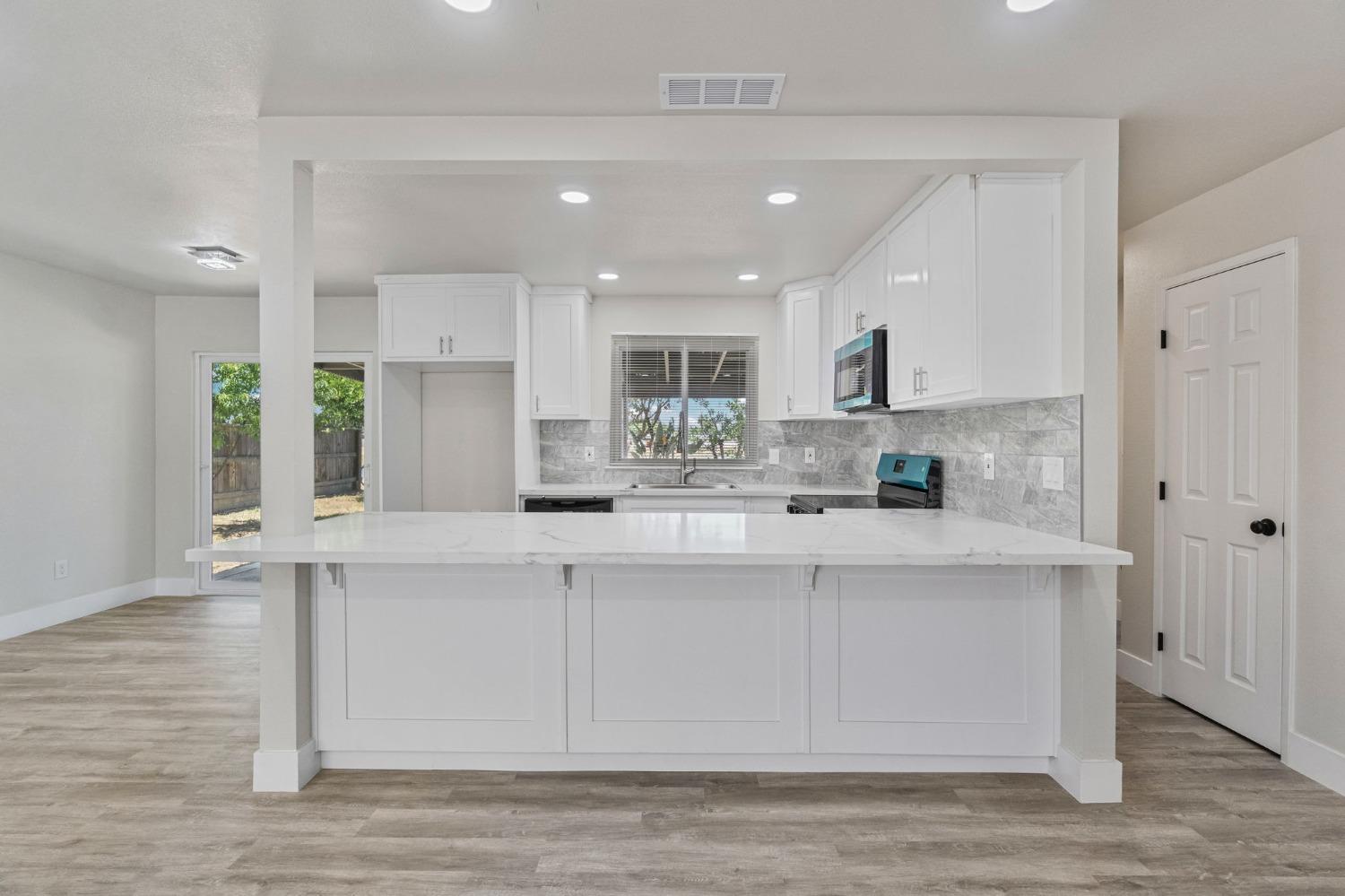 Detail Gallery Image 8 of 25 For 1704 E Los Altos Ave, Fresno,  CA 93710 - 3 Beds | 2 Baths