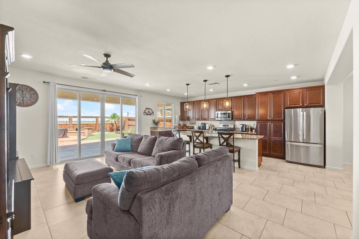 Detail Gallery Image 18 of 71 For 3706 Rockdale Dr, Rancho Cordova,  CA 95742 - 4 Beds | 3 Baths