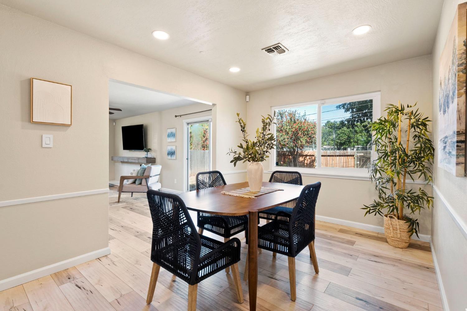 Detail Gallery Image 8 of 33 For 2732 Northglen St, Sacramento,  CA 95833 - 3 Beds | 2 Baths