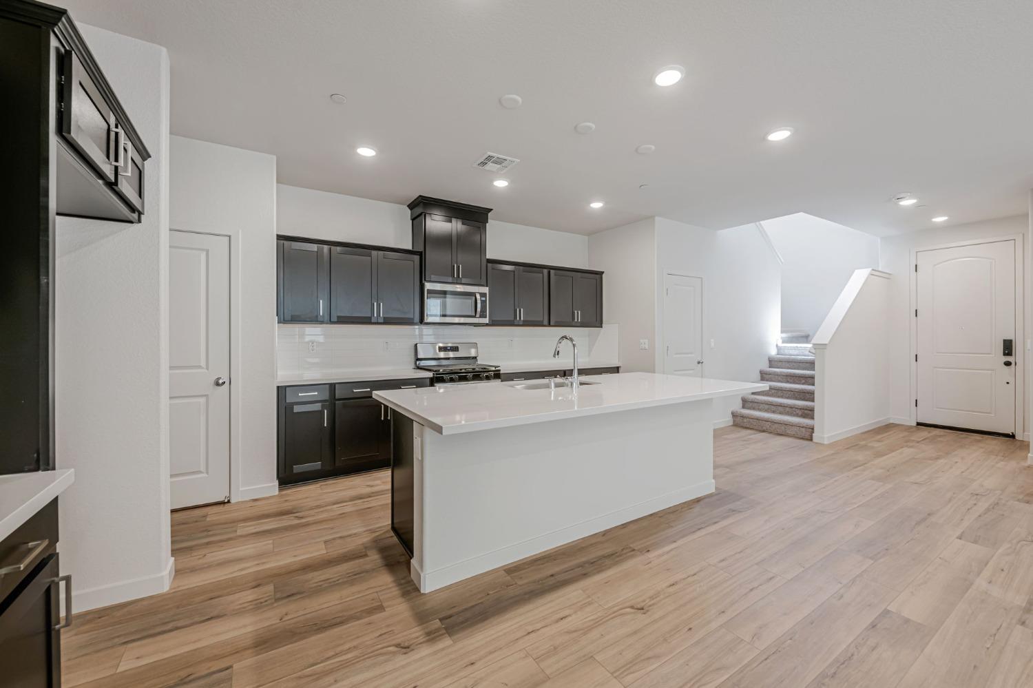 Detail Gallery Image 4 of 13 For 762 Whitewater Ct, West Sacramento,  CA 95605 - 4 Beds | 3 Baths