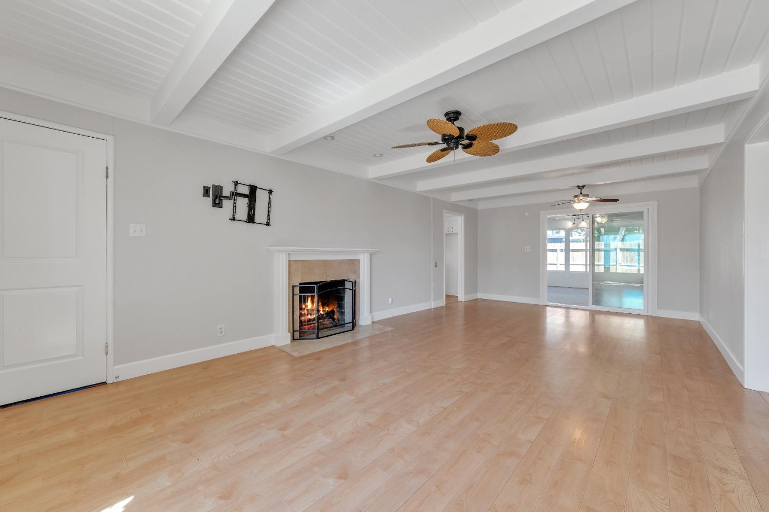 Detail Gallery Image 4 of 25 For 2124 Byron Rd, Sacramento,  CA 95825 - 2 Beds | 1 Baths