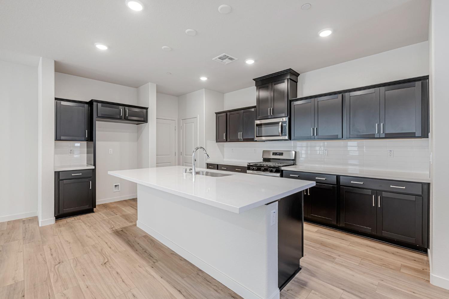 Detail Gallery Image 3 of 13 For 762 Whitewater Ct, West Sacramento,  CA 95605 - 4 Beds | 3 Baths