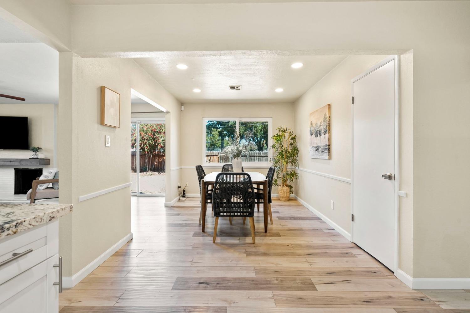 Detail Gallery Image 9 of 33 For 2732 Northglen St, Sacramento,  CA 95833 - 3 Beds | 2 Baths