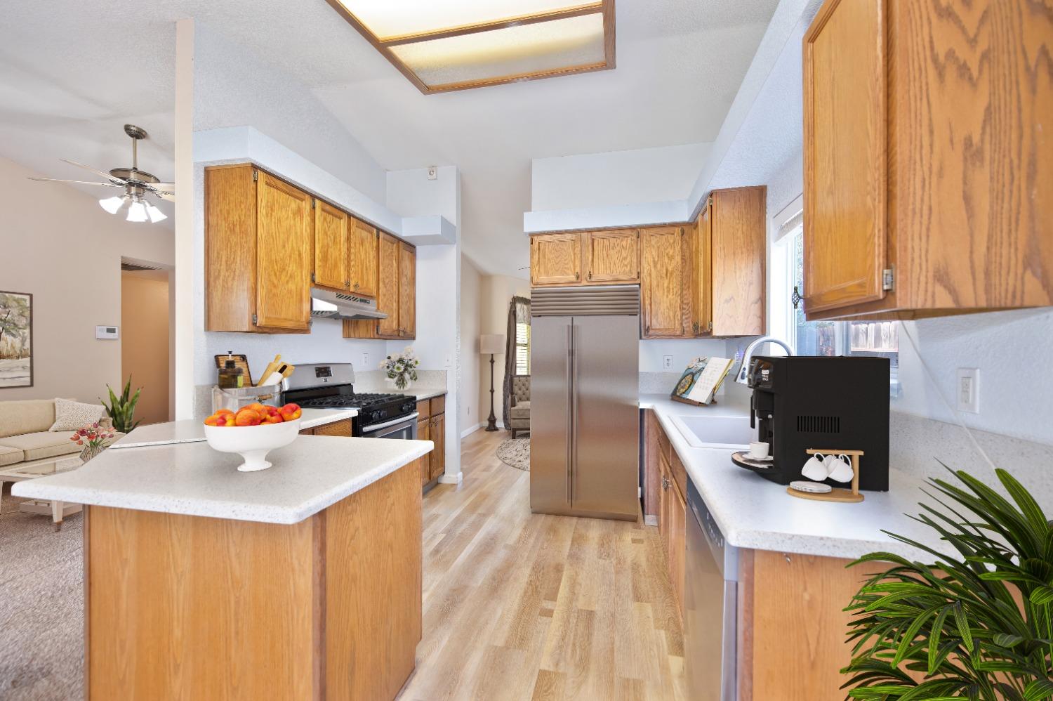 Detail Gallery Image 11 of 39 For 8211 Montreux Way, Sacramento,  CA 95828 - 3 Beds | 2 Baths
