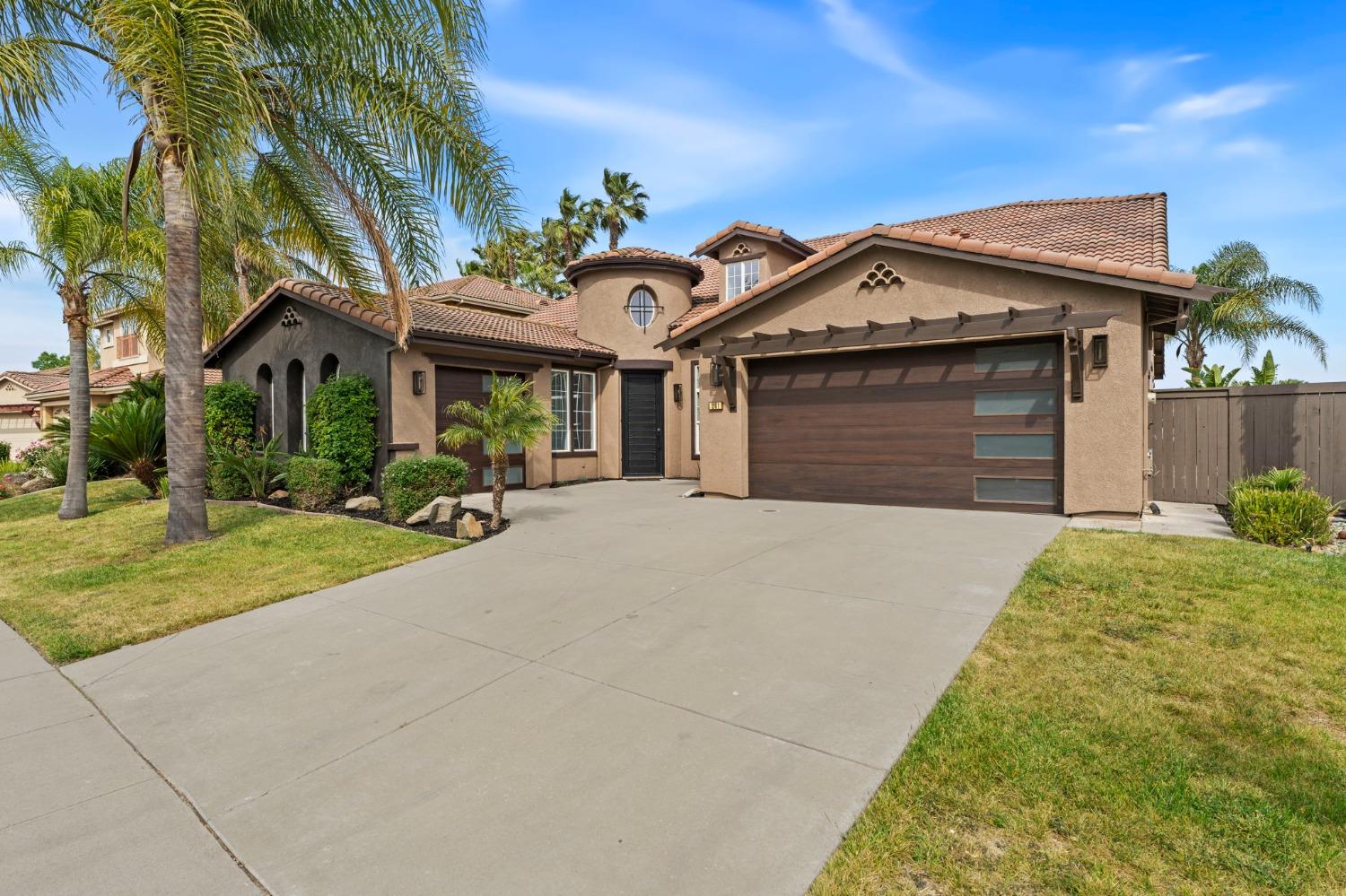 Detail Gallery Image 1 of 33 For 261 Vista Creek Cir, Sacramento,  CA 95835 - 5 Beds | 3/1 Baths