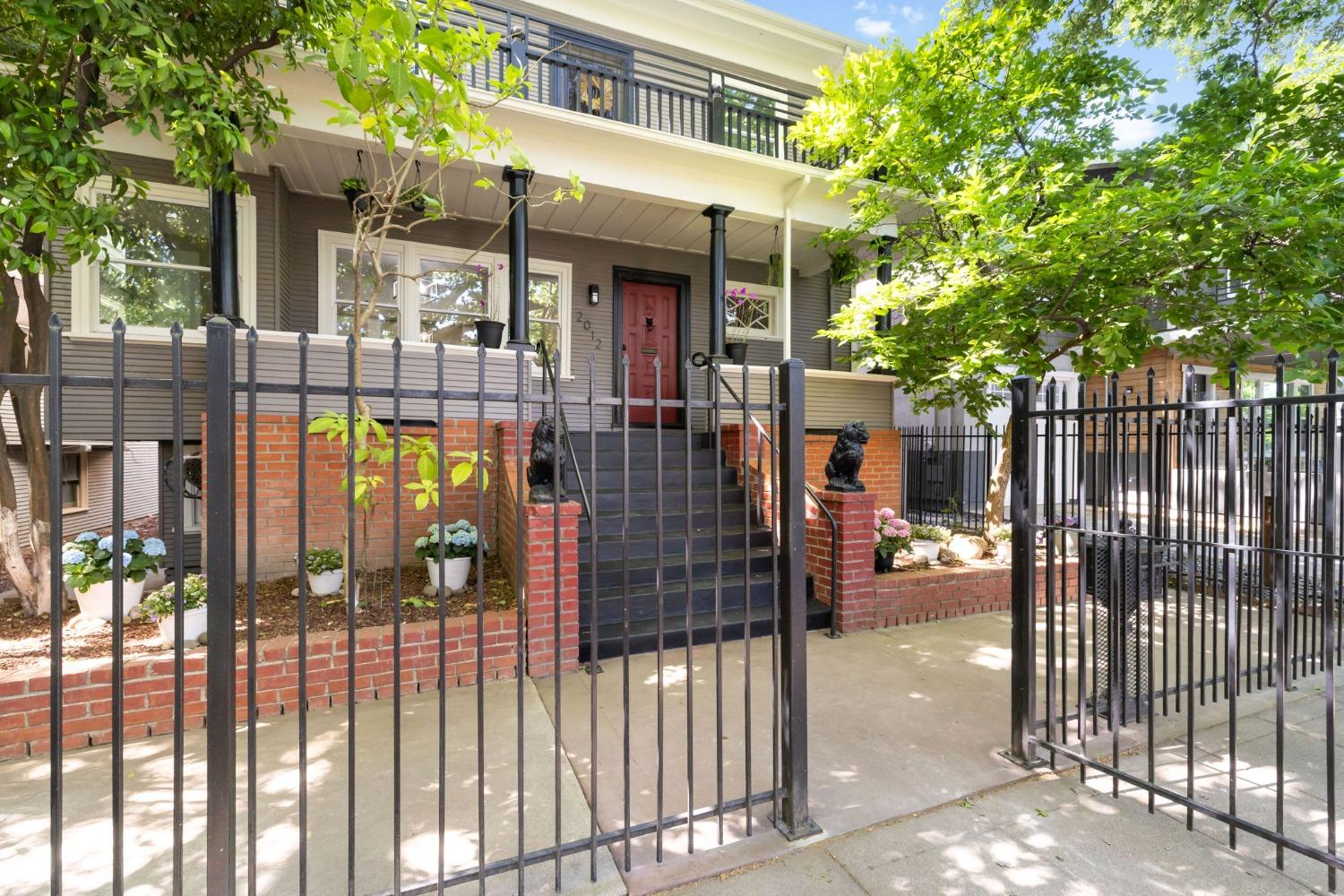 Detail Gallery Image 3 of 43 For 2012 F St, Sacramento,  CA 95811 - 5 Beds | 2 Baths