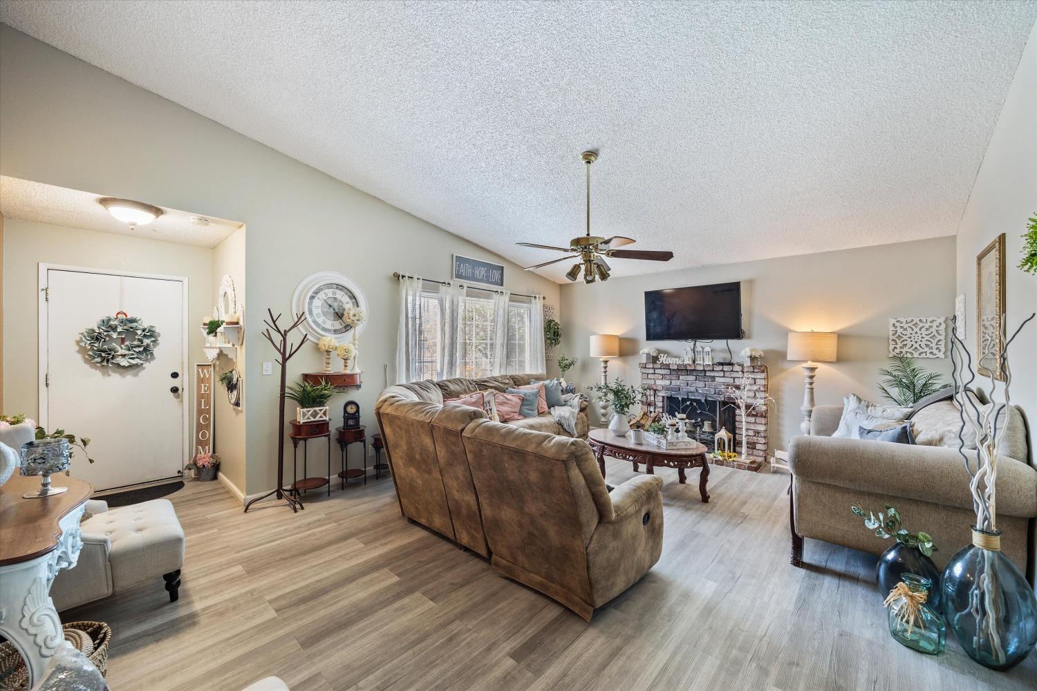 Detail Gallery Image 7 of 32 For 7637 Maralee Way, Sacramento,  CA 95824 - 4 Beds | 2 Baths