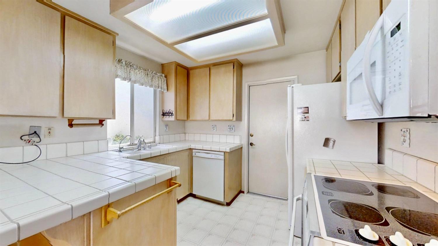 Detail Gallery Image 9 of 28 For 7657 Suncountry Ln, Sacramento,  CA 95828 - 2 Beds | 2 Baths