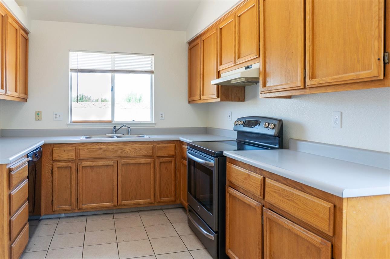 Detail Gallery Image 3 of 17 For 12461 Quicksilver St, Waterford,  CA 95386 - 4 Beds | 2 Baths
