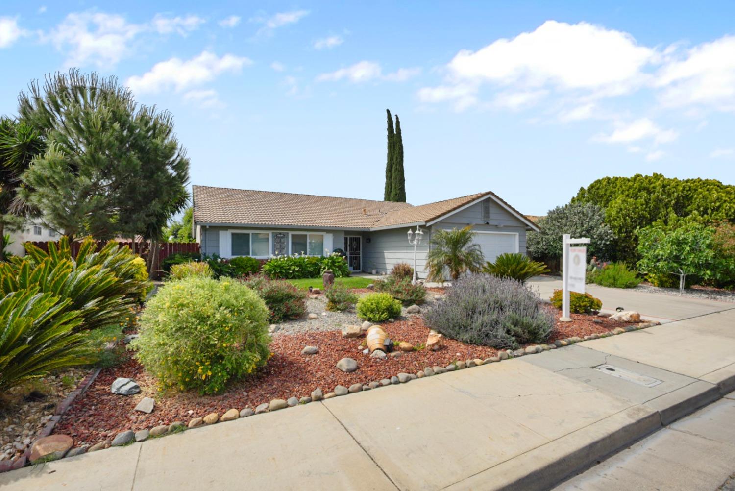 Detail Gallery Image 1 of 27 For 1349 Quail St, Los Banos,  CA 93635 - 3 Beds | 2 Baths