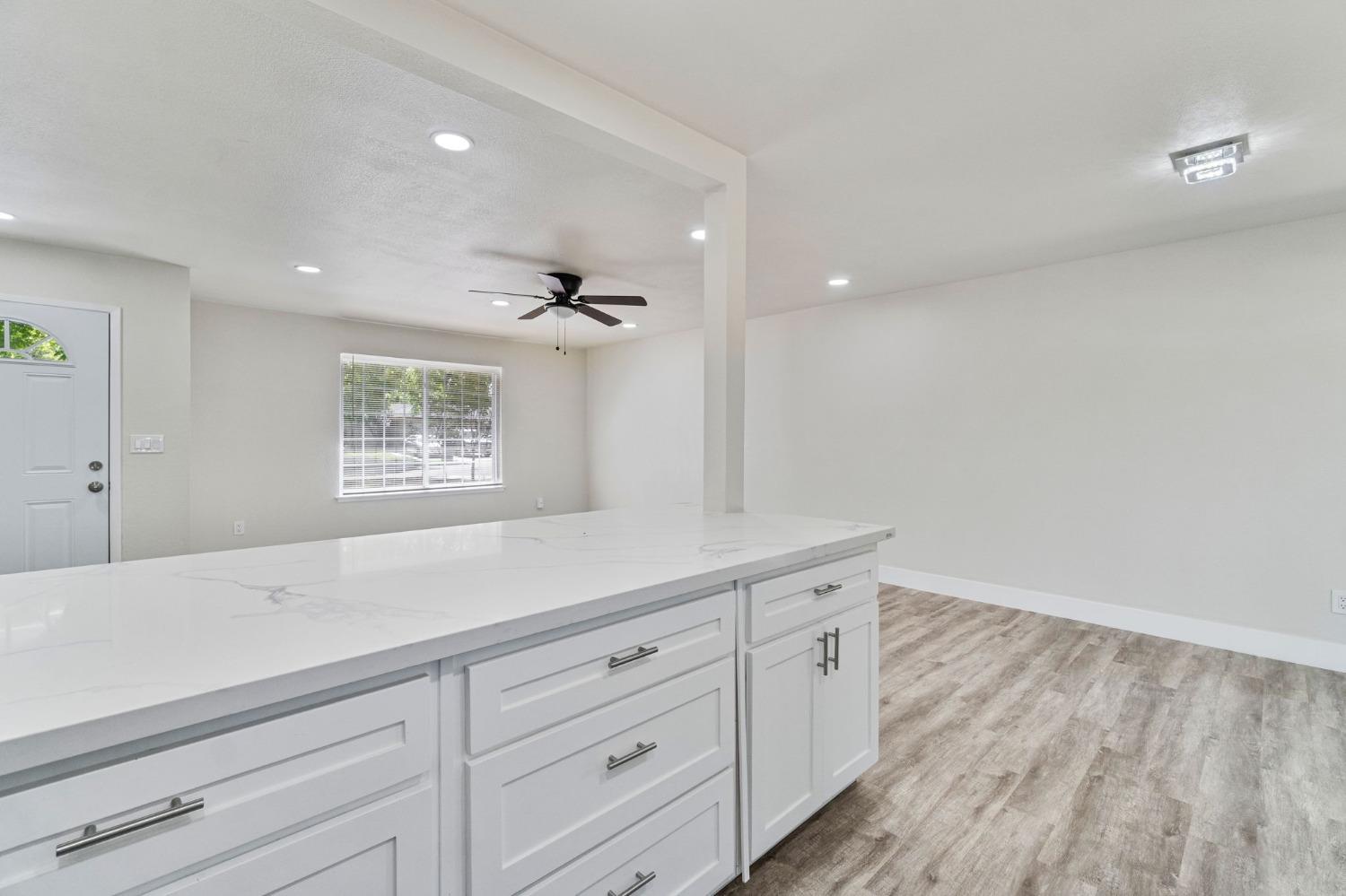 Detail Gallery Image 10 of 25 For 1704 E Los Altos Ave, Fresno,  CA 93710 - 3 Beds | 2 Baths
