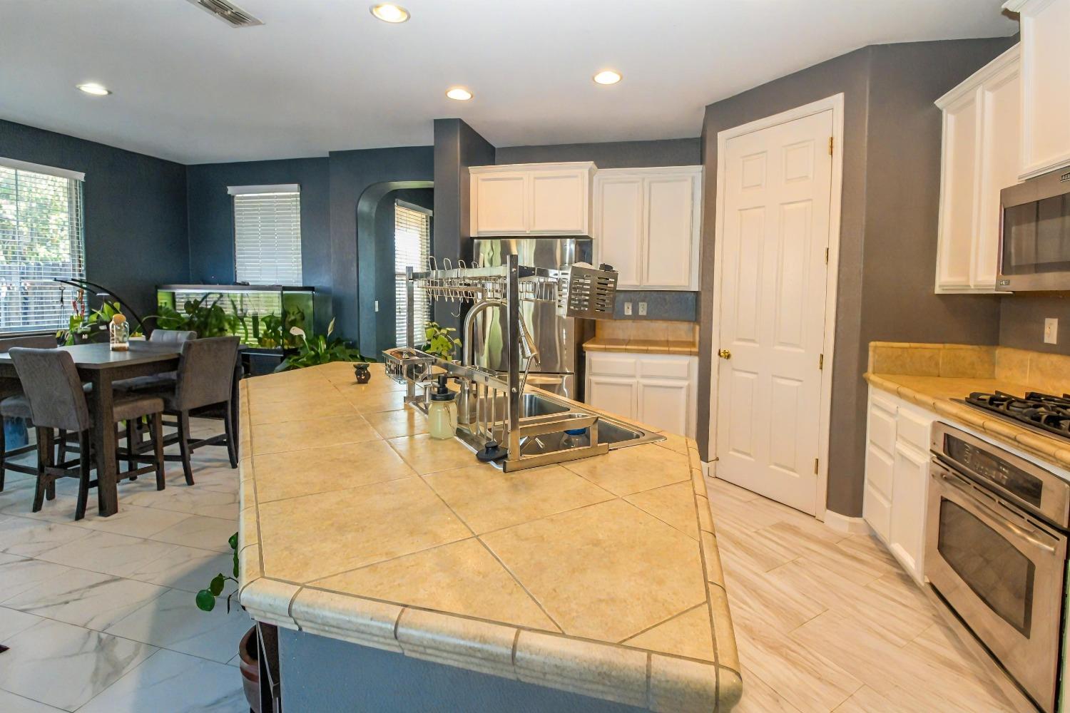 Detail Gallery Image 8 of 24 For 1193 Silver Spur Way, Plumas Lake,  CA 95961 - 4 Beds | 2 Baths