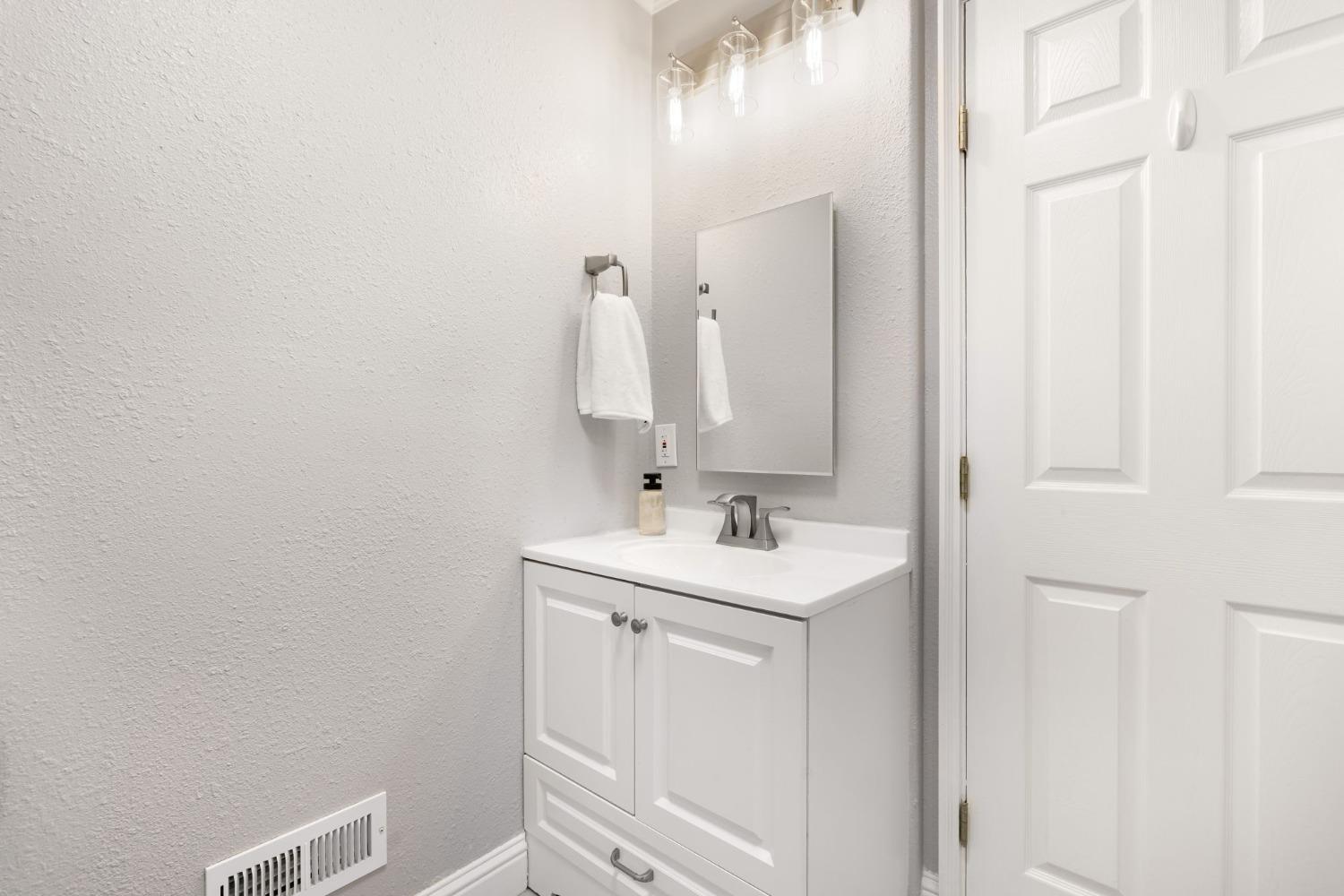 Detail Gallery Image 34 of 43 For 2012 F St, Sacramento,  CA 95811 - 5 Beds | 2 Baths