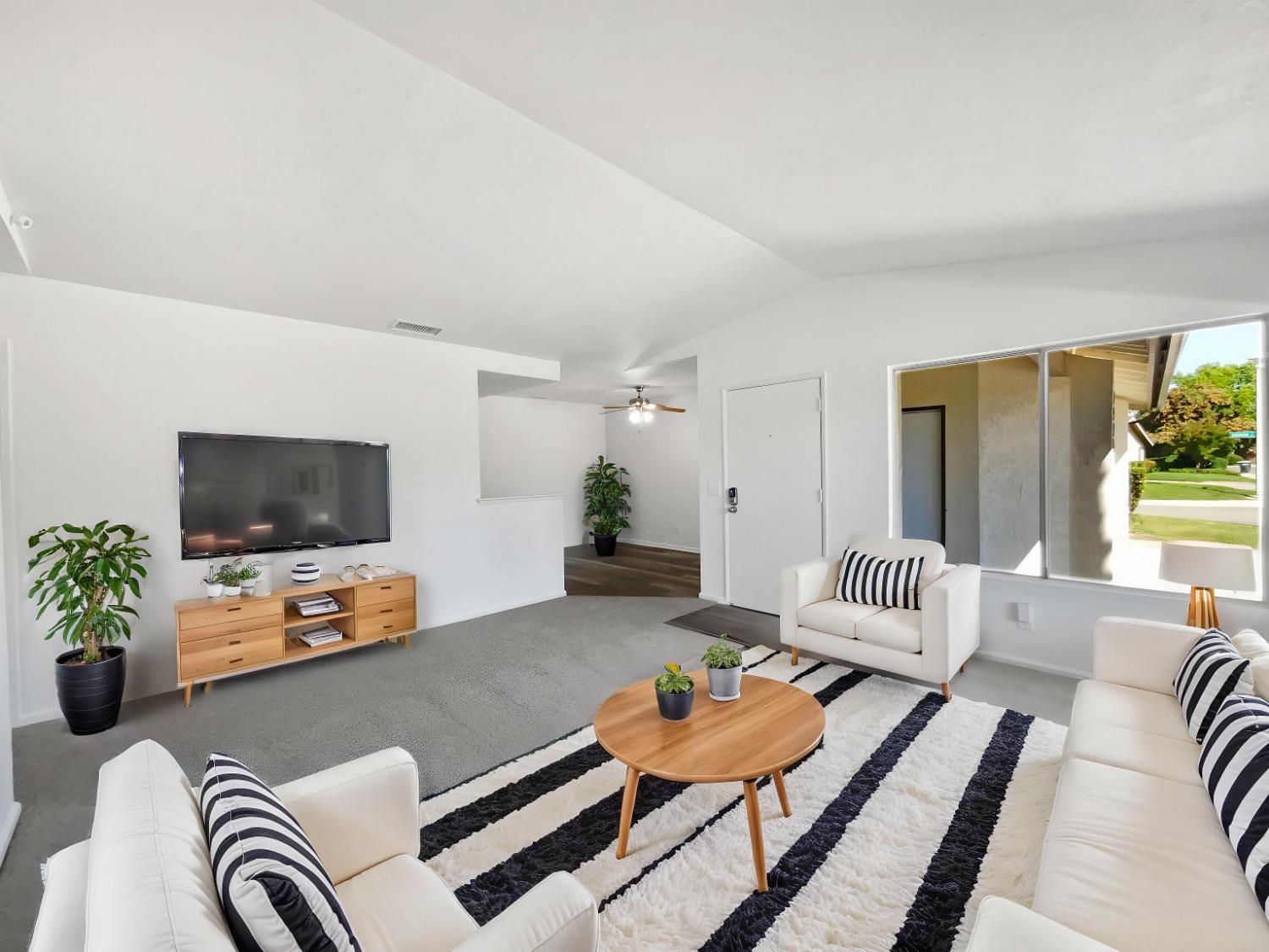 Detail Gallery Image 2 of 25 For 6990 Riverboat Way, Sacramento,  CA 95831 - 2 Beds | 2 Baths
