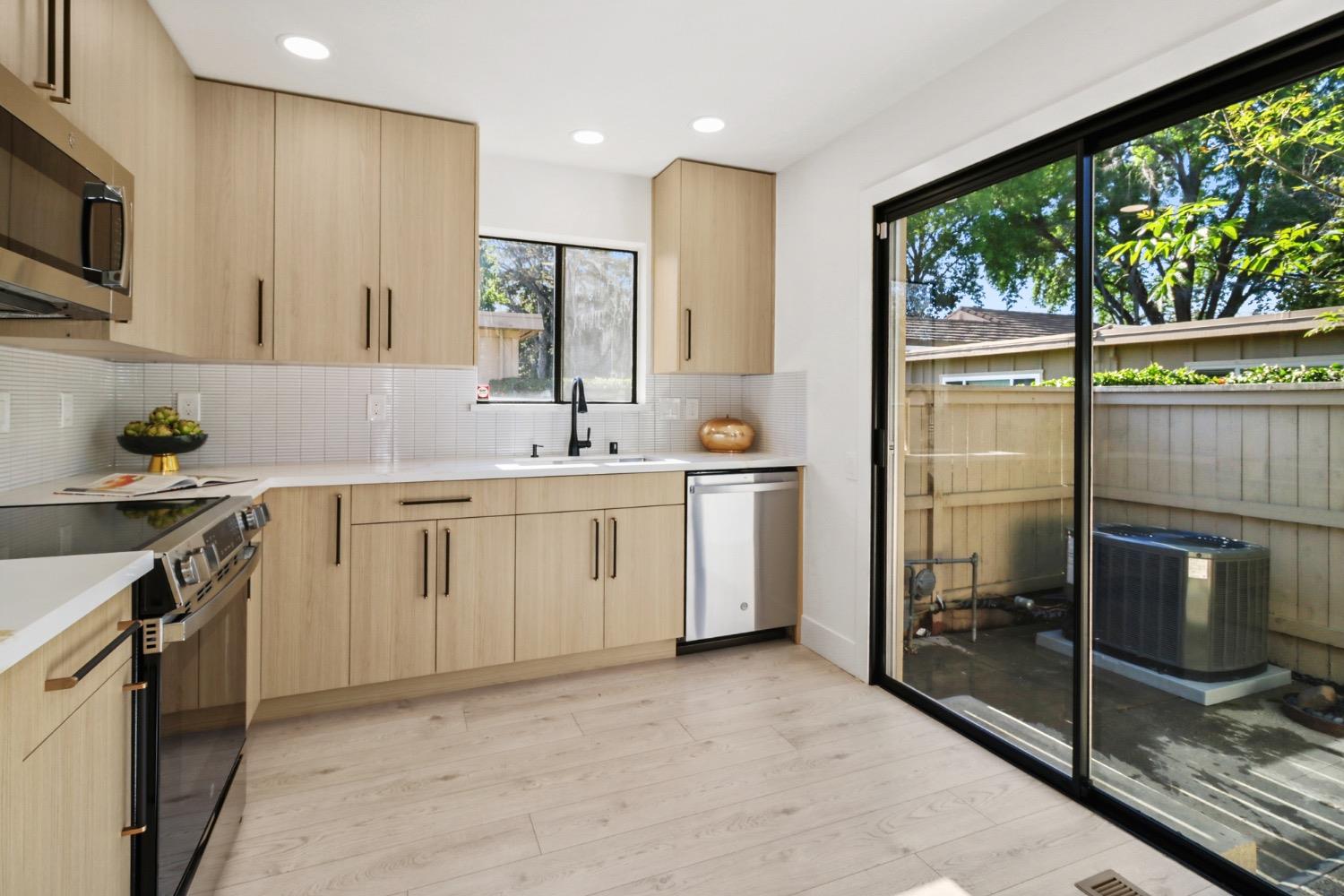Detail Gallery Image 16 of 57 For 801 Commons Dr, Sacramento,  CA 95825 - 3 Beds | 2 Baths