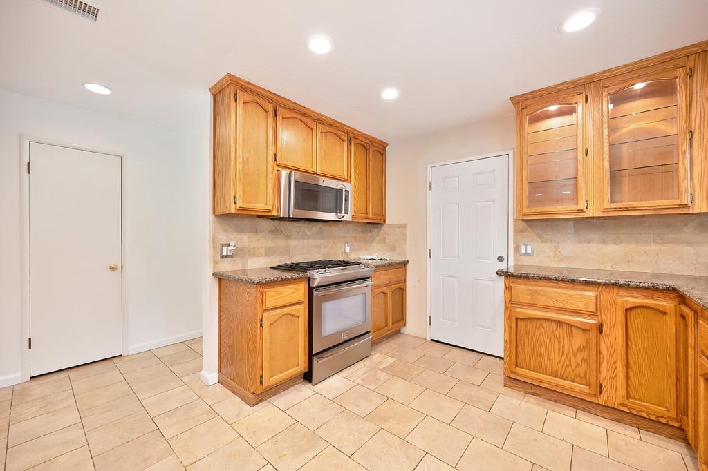 Detail Gallery Image 7 of 31 For 5349 Mcmillan Dr, Fair Oaks,  CA 95628 - 3 Beds | 2 Baths