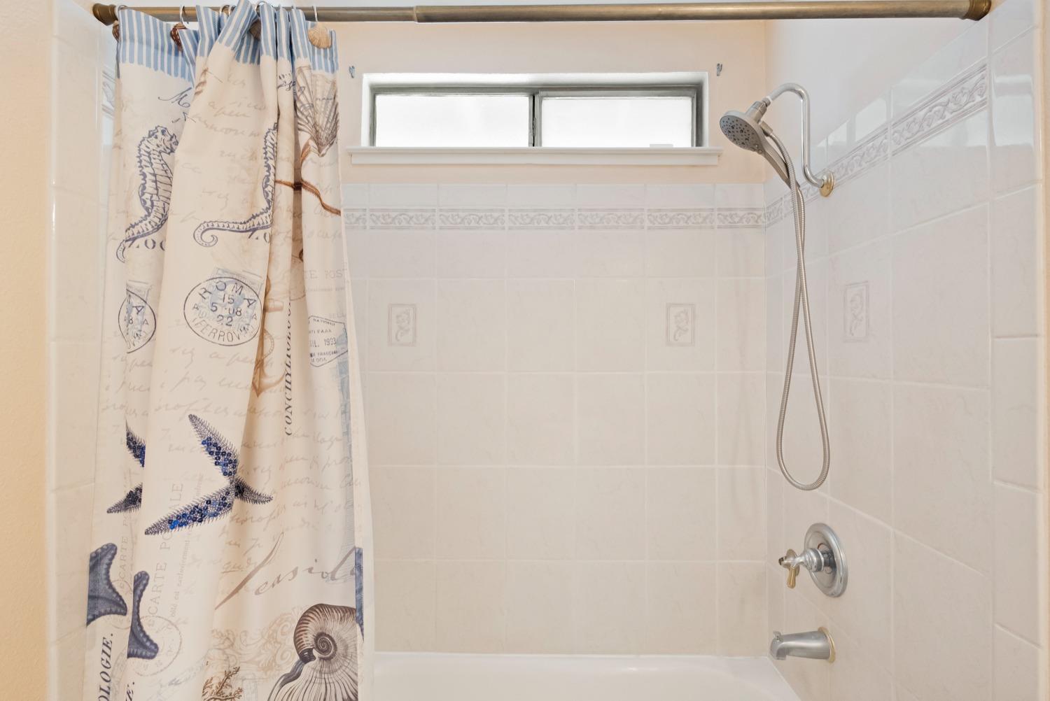 Detail Gallery Image 31 of 52 For 6627 Creekmont Way, Citrus Heights,  CA 95621 - 4 Beds | 2/1 Baths