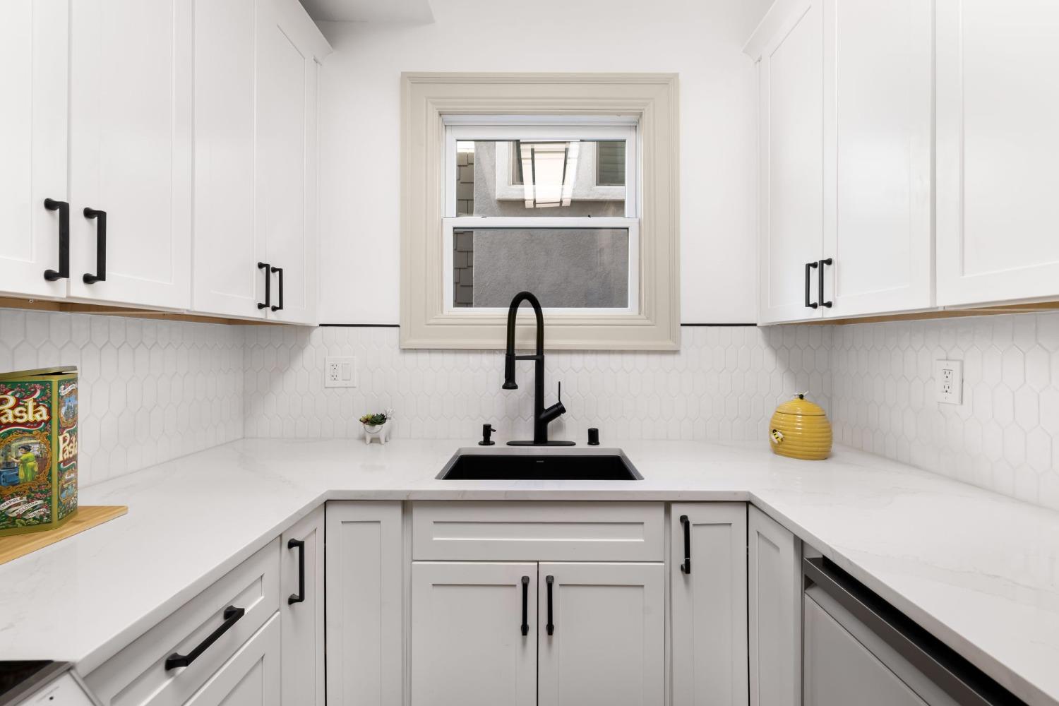 Detail Gallery Image 20 of 43 For 2012 F St, Sacramento,  CA 95811 - 5 Beds | 2 Baths